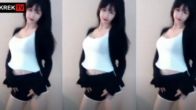 Janda Tante Cantik Muda Suka Rebahan Manja Sambil Nonton